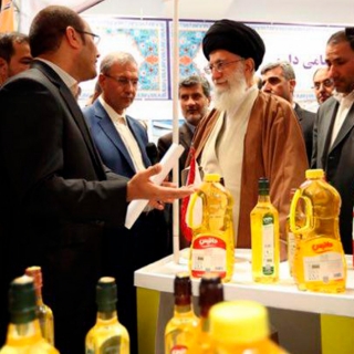 بازدید رهبر معظم انقلاب، از غرفه شرکت تولید کننده روغن کنجد ایرانی دکتر شیندال